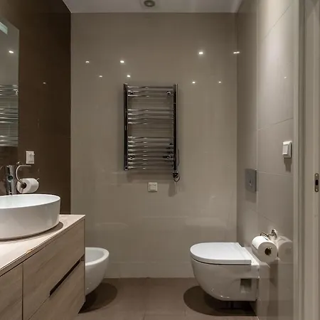 Apartamento T2 With Ac And Patio Near Av Da Liberdade Lisboa