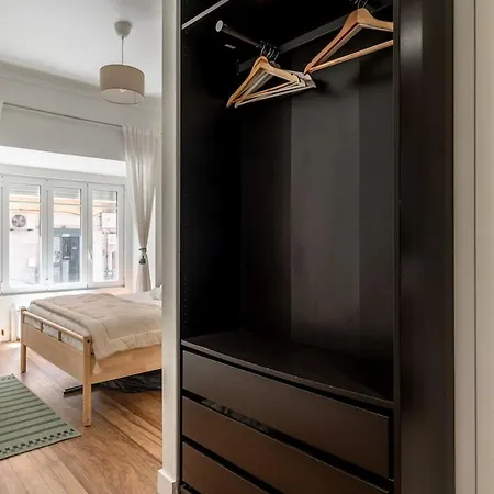 T2 With Ac And Patio Near Av Da Liberdade דירה ליסבון