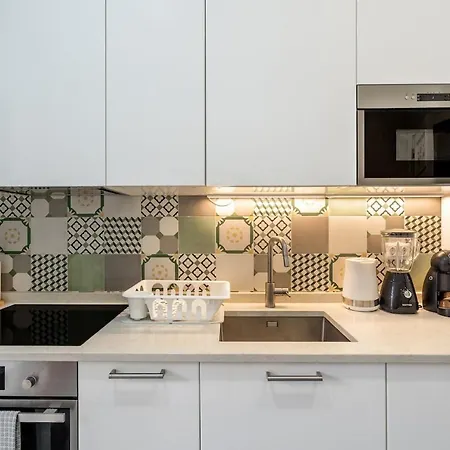 T2 With Ac And Patio Near Av Da Liberdade דירה